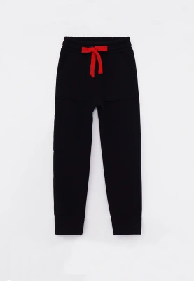 Костюм из футера черного цвета с контрастными красными шнурами