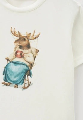 Футболка молочного цвета с рисунком олень в кресло-качалке