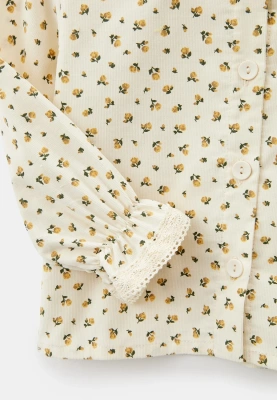 Блузка из микровельвета в цветочек с декоративной тесьмой 