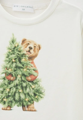 Лонгслив молочного цвета с рисунком медведь с рождественской елкой