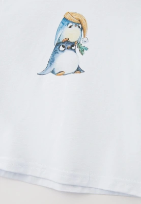 Футболка белая с рисунком пингвины в шапке 
