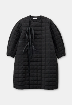 Пальто из стеганой ткани черного цвета