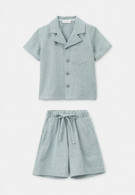 Костюм из рубашки и шорт