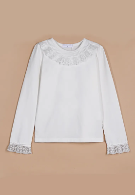 Лонгслив молочного цвета с кружевом на горловине и рукавах