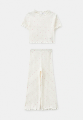 Комплект из футболки и брюк в белом цвете