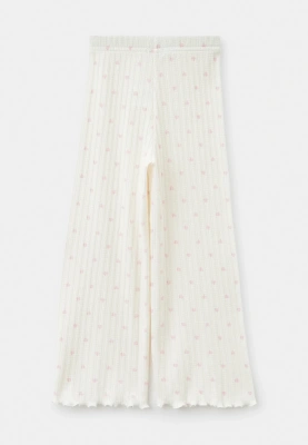 Комплект из футболки и брюк в белом цвете