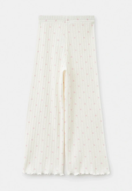 Комплект из футболки и брюк в белом цвете