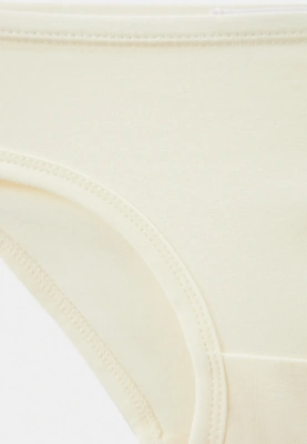 Комплект из нижнего белья молочного цвета