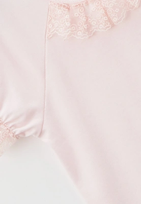 Футболка школьная из мягкого трикотажа с кружевом на горловине и рукавах 