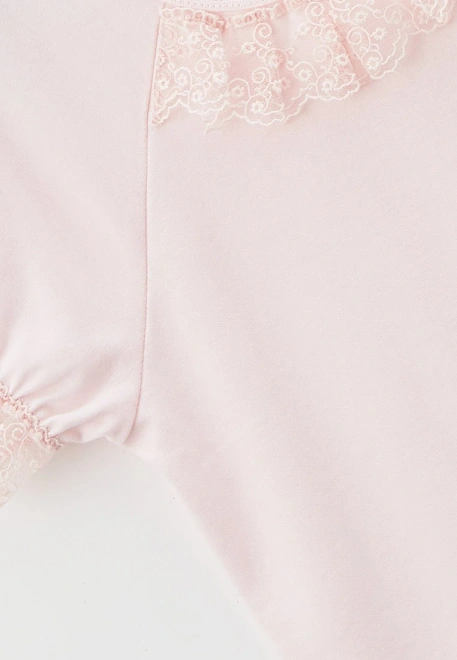 Футболка школьная из мягкого трикотажа с кружевом на горловине и рукавах 