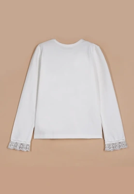 Лонгслив молочного цвета с кружевом на горловине и рукавах