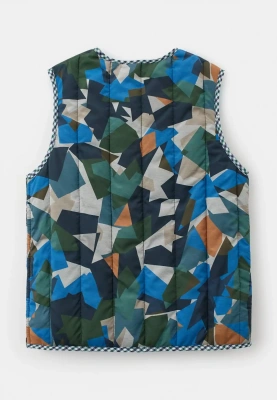 Жилет стеганный из курточной ткани с небольшим утеплителем на кнопках 