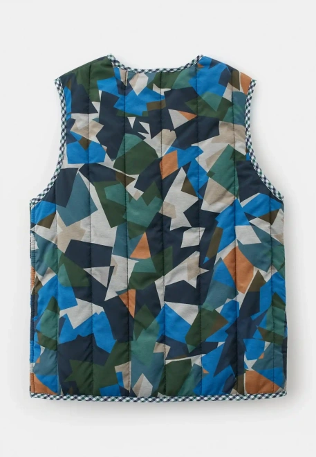 Жилет стеганный из курточной ткани с небольшим утеплителем на кнопках 