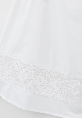Платье белое из хлопка с широким кружевом на юбке