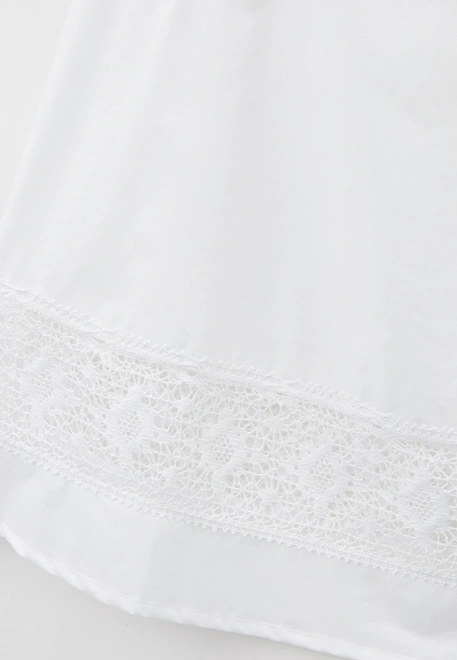 Платье белое из хлопка с широким кружевом на юбке