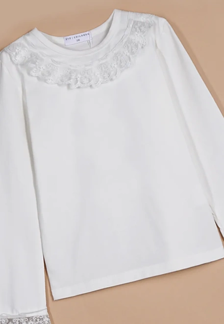 Лонгслив молочного цвета с кружевом на горловине и рукавах