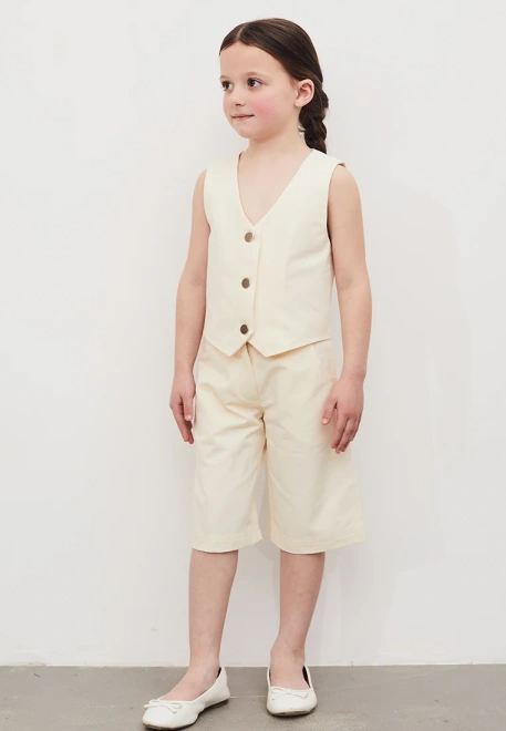 Комплект летний из жилетки на кнопках и свободных шорт 