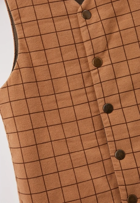 Жилет классический в клетку с тонким утеплителем