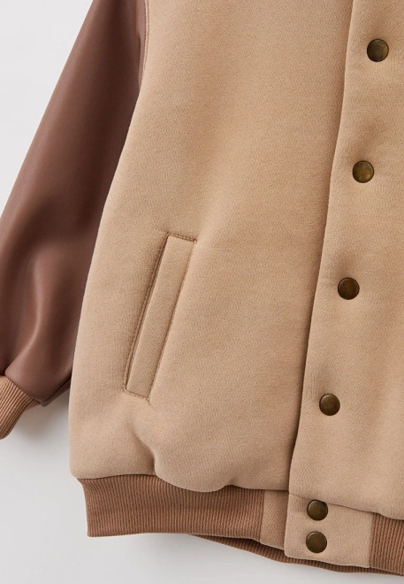 Бомбер на кнопках из футера с кожаными рукавами с цвете мокко