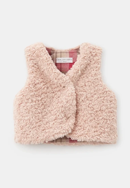 Жилет из искусственного меха в розовом цвете