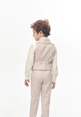 Жилет для мальчиков в бежевом цвете