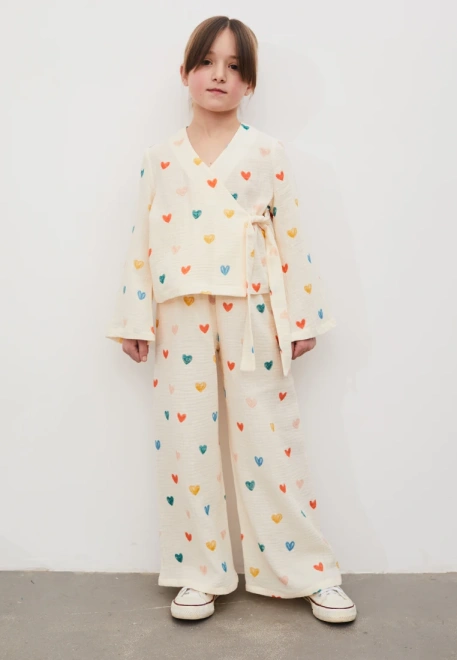 Костюм из блузки-кимоно и шикорих брюк из муслина