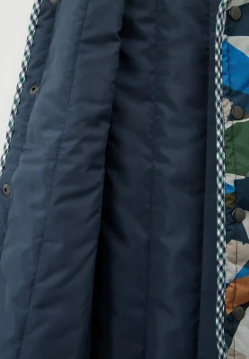 Жилет стеганный из курточной ткани с небольшим утеплителем на кнопках 