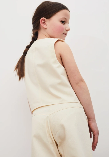 Комплект летний из жилетки на кнопках и свободных шорт 