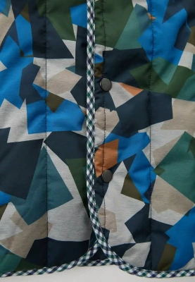 Жилет стеганный из курточной ткани с небольшим утеплителем на кнопках 