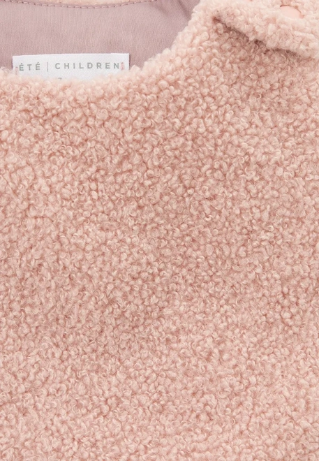 Жилет из меха розового цвета