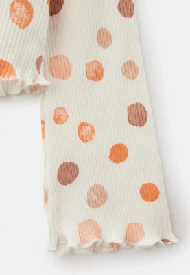 Комплект из блузки и брюк с разноцветными шариками в белом цвете