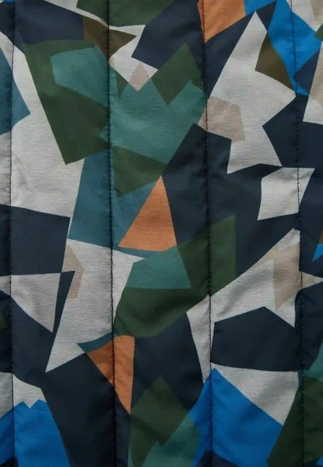 Жилет стеганный из курточной ткани с небольшим утеплителем на кнопках 