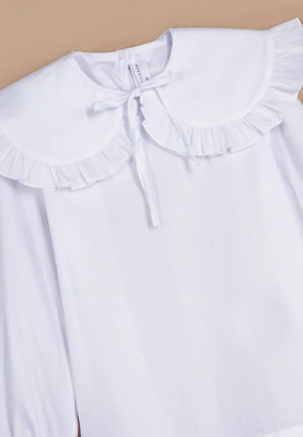 Блузка с рукавами на резинке и воротником с оборками