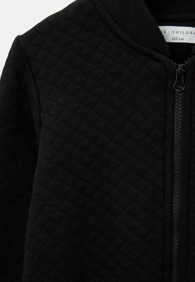 Бомбер на молнии из стеганного трикотажа черного цвета