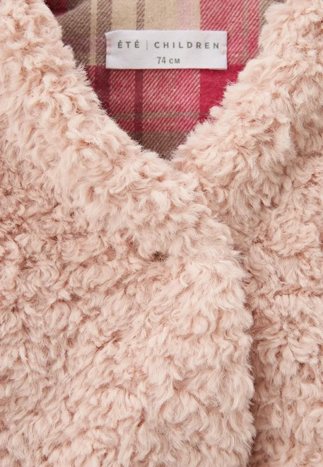 Жилет из искусственного меха в розовом цвете