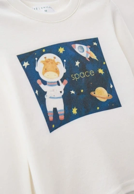 Лонгслив из молочного хлопкового трикотажа и рисунком жираф в космосе