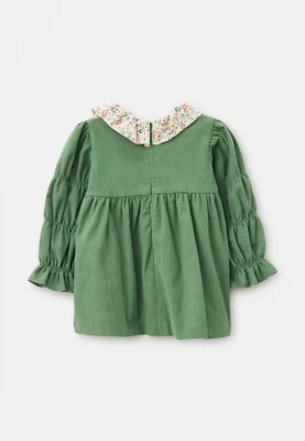 Платье Джису из микровельвета в зеленом цвете