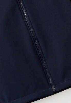 Куртка темно-синего цвета на молнии из влагозащитного материала софтшелл