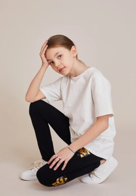 Леггинсы с золотыми звездами в черном цвете