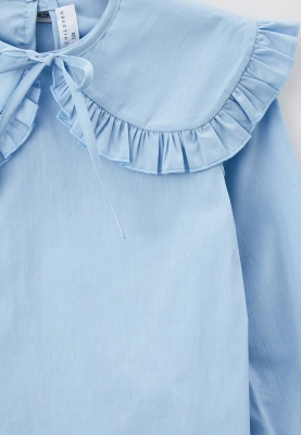 Блузка голубого цвета с рукавами на резинке и вороником с оборками