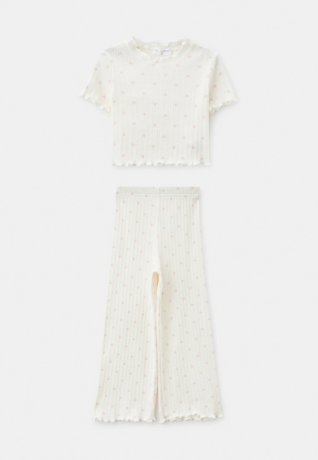 Комплект из футболки и брюк в белом цвете