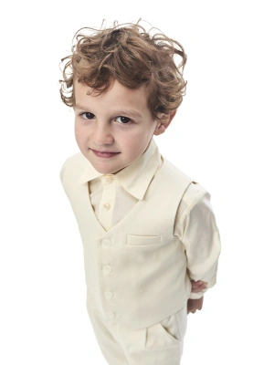 Жилет для мальчиков в молочном цвете