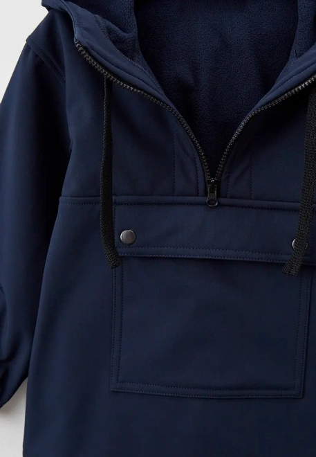 Анорак из влагозащитного материала софтшелл с капюшоном и накладным карманом на кнопках