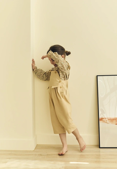 Комбинезон объемный из бежевого денима для малышей