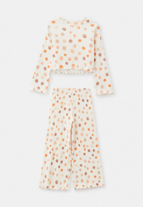 Комплект из блузки и брюк с разноцветными шариками в белом цвете