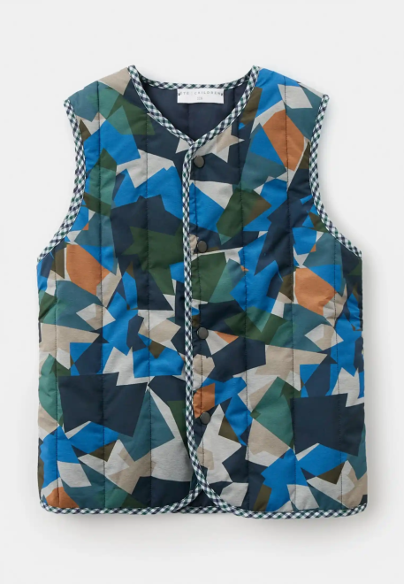 Жилет стеганный из курточной ткани с небольшим утеплителем на кнопках 