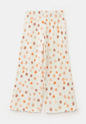 Комплект из блузки и брюк с разноцветными шариками в белом цвете