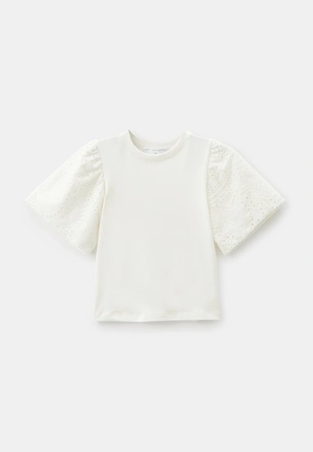 Блузка из кулирки с прошвой на рукаве