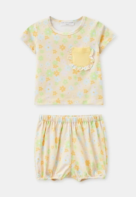 Комплект из футболки и шортиков в цветочек 