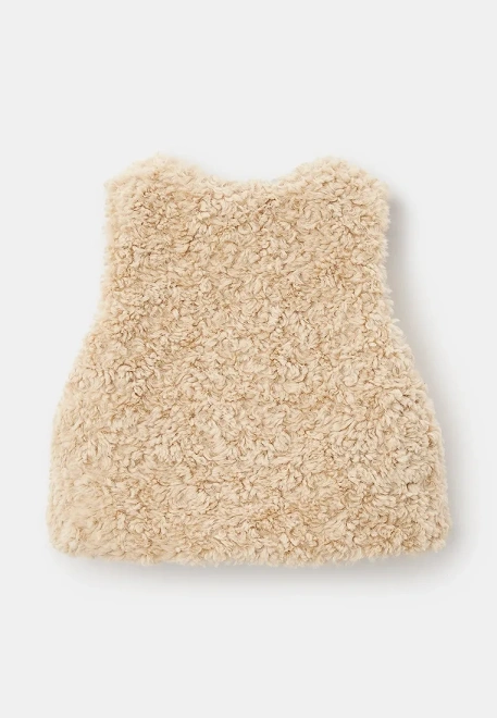 Жилет из искусственного меха в бежевом цвете